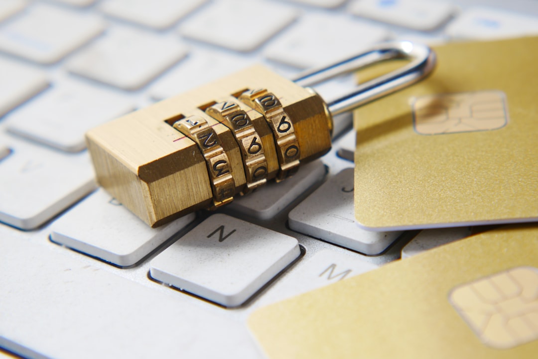 Tasto arancione con simbolo del carrello su tastiera, immagine che rappresenta e-commerce, autenticazione forte e carta di credito rifiutata durante un pagamento online.