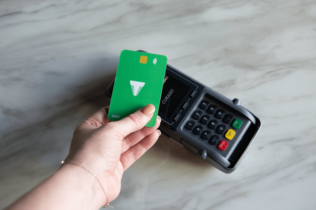 Donna che utilizza un app bancaria sullo smartphone