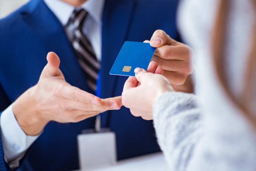 Carta Aziendale Vs. Carta Personale: Differenze E Quando Usare Ciascuna