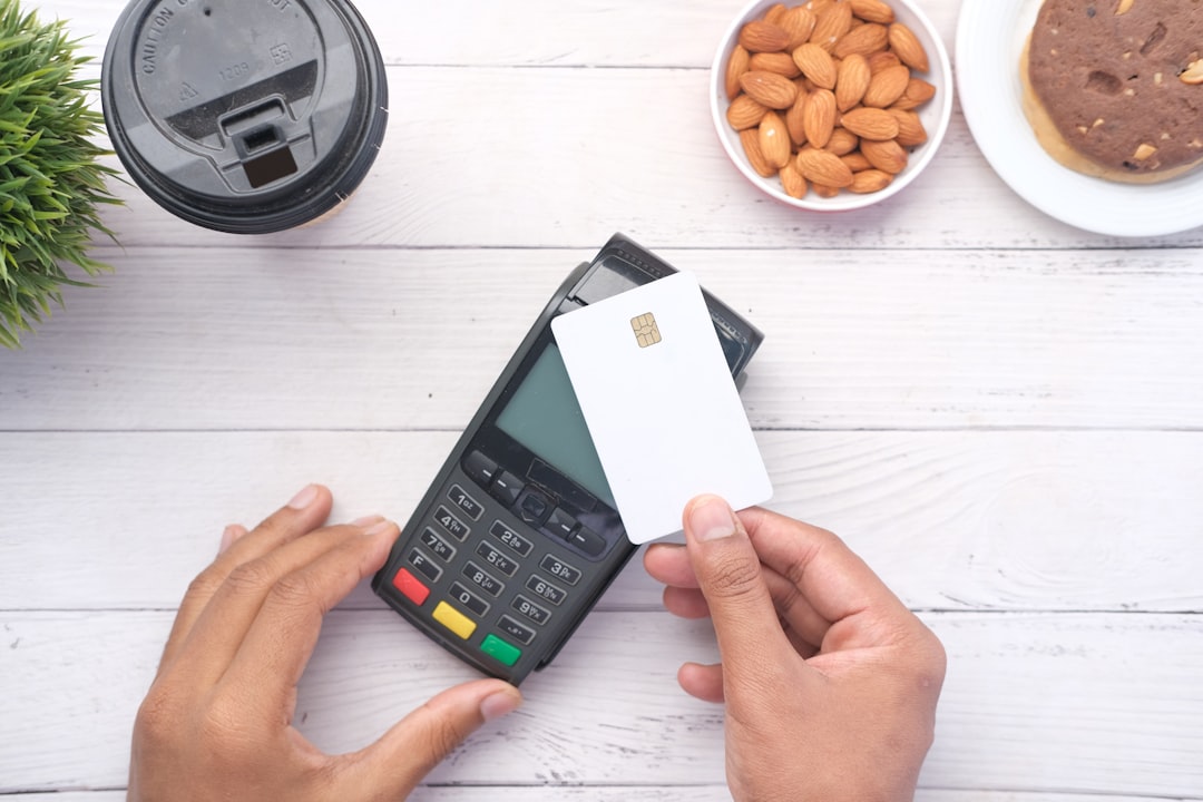 Carta di credito singola su sfondo chiaro, immagine che illustra la carta di credito a rate e la valutazione di costi, TAN e condizioni di rimborso.