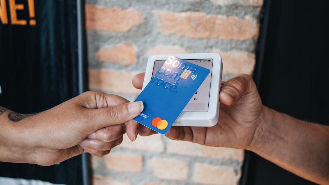 Carta di credito inserita in un terminale POS, immagine che rappresenta l’uso della carta di credito a rate e i costi da controllare prima di rateizzare un acquisto.