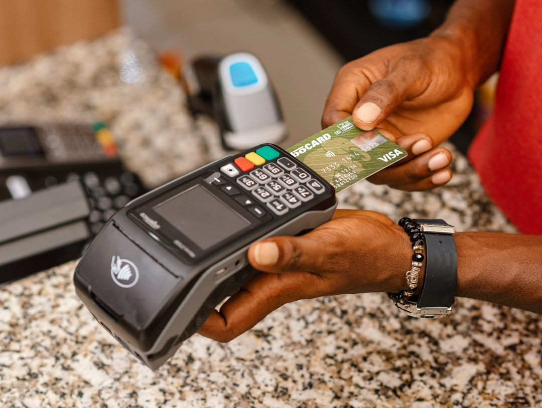Mano che tiene più carte di credito, immagine collegata alla scelta tra diverse carte di credito a rate e al confronto dei costi prima della richiesta.