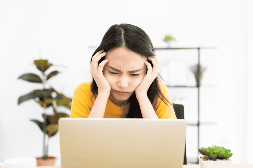 Donna preoccupata davanti al computer per errore nella fatturazione elettronica.