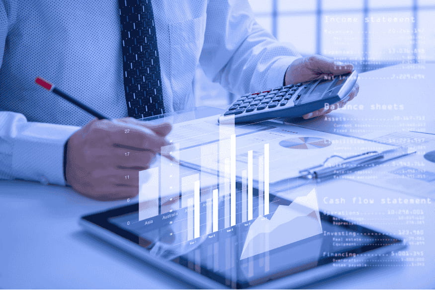 Analisi del piano di cassa per microimprese con calcoli finanziari e grafici previsionali di entrate e uscite