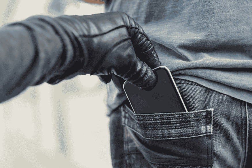 Furto di smartphone dalla tasca: rischio per portafogli digitali e pagamenti contactless