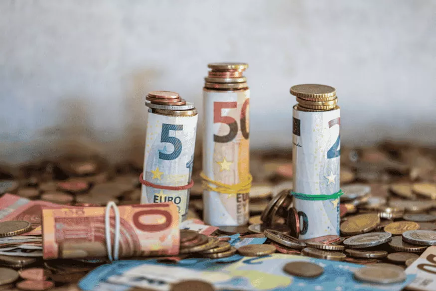 Risparmio in euro con banconote arrotolate e monete: metodo pratico per mettere da parte soldi in modo automatico.