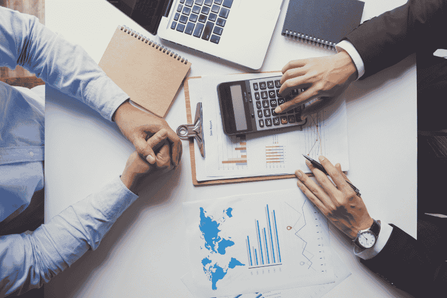 Due professionisti calcolano importi e pianificano un piano di rientro per la gestione di crediti non pagati.