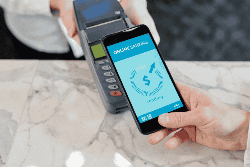 Smartphone su terminale POS per pagamento contactless con portafoglio digitale
