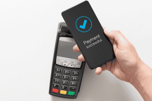 Pagamento contactless riuscito con smartphone su POS, conferma transazione sicura