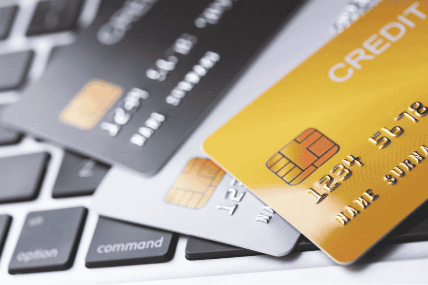 Carte di credito per studenti universitari appoggiate sulla tastiera di un laptop