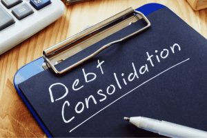 Prancheta blu con un foglio e la scritta “debt consolidation” scritta a mano