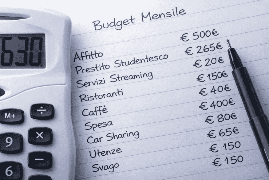 Foglio con la scritta “Budget Mensile”, elenco di spese in euro e una calcolatrice accanto
