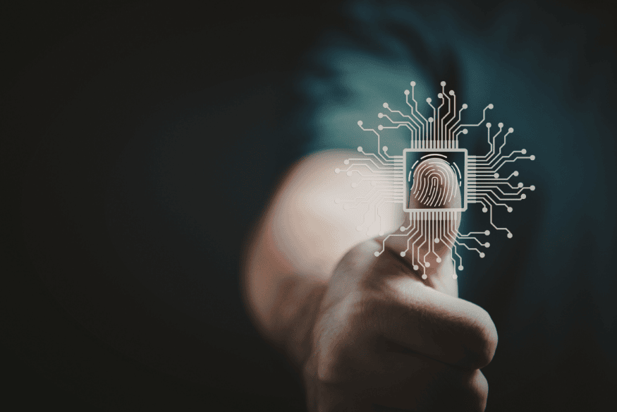 Impronta digitale digitale su pollice con circuito tecnologico, immagine che rappresenta autenticazione forte, verifica biometrica e sicurezza nei pagamenti online con carta di credito.