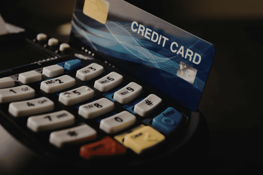 Carta di credito inserita in un terminale POS, immagine che rappresenta l’uso della carta di credito a rate e i costi da controllare prima di rateizzare un acquisto.